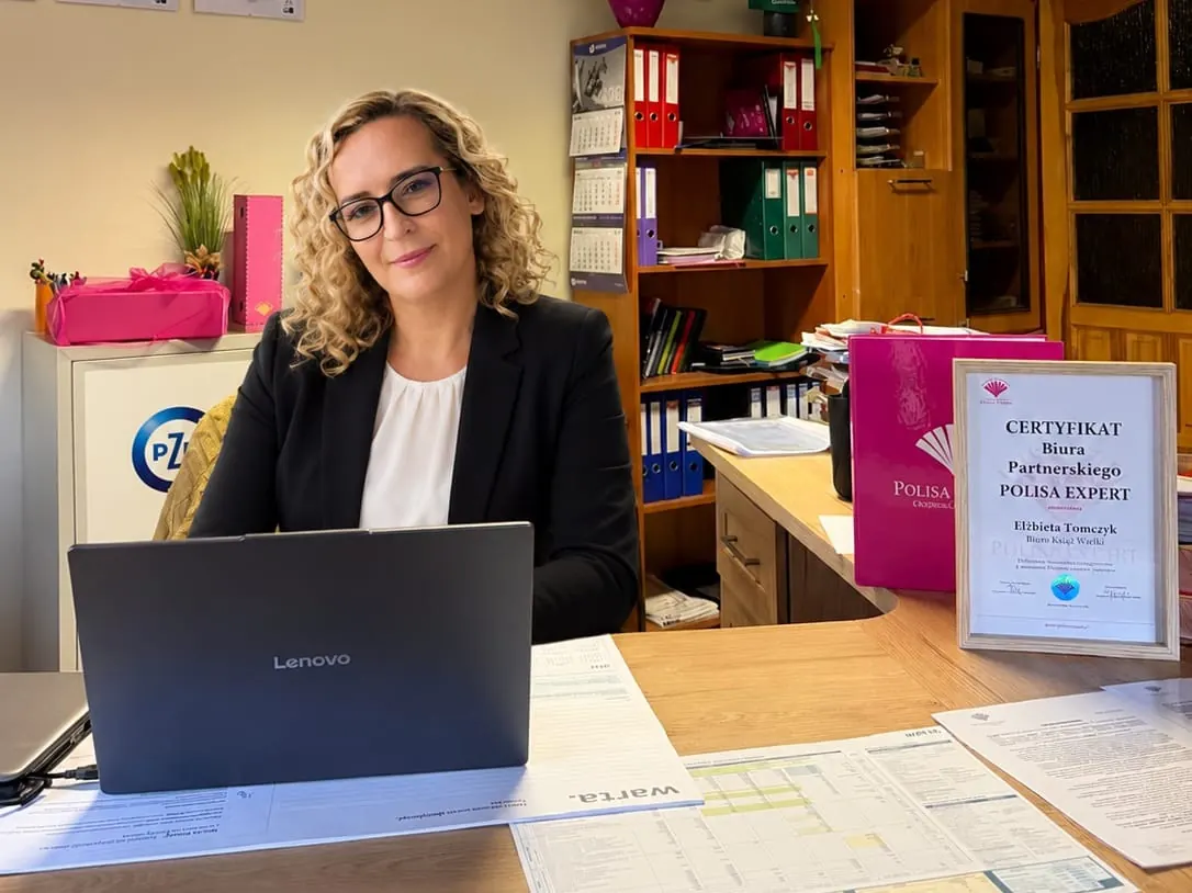 Elżbieta Tomczyk przy biurku w biurze Polisa Expert w Książu Wielkim