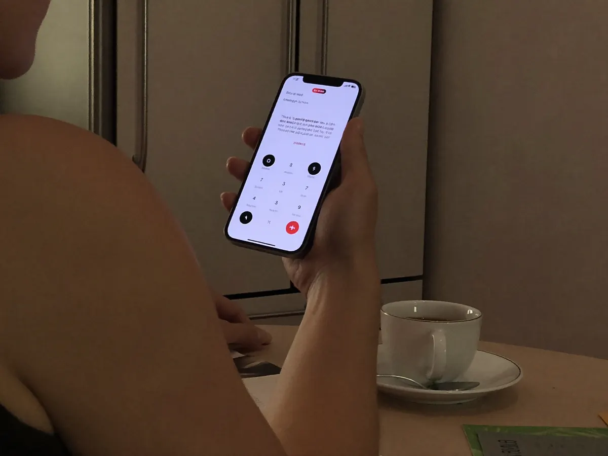 Rozmowa telefoniczna przy kuchennym stole
